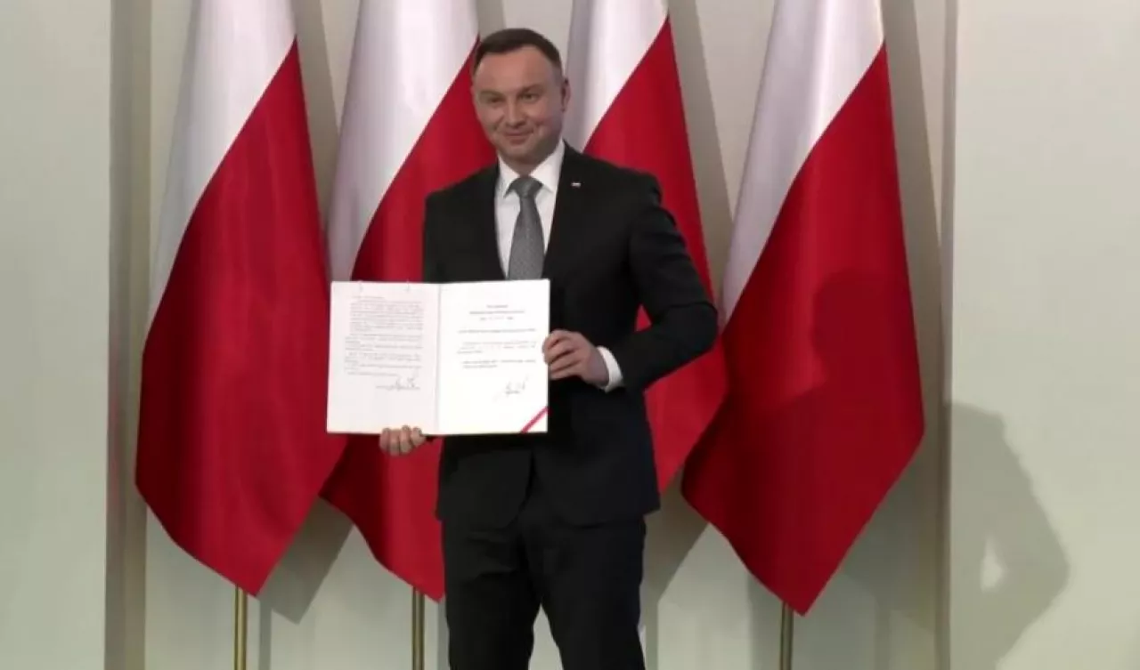 Prezydent Andrzej Duda prezentuje ustawę o ograniczeniu handlu w niedziele. (fot. prezydent.pl)