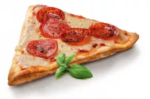 Trójkątna pizza dostępna w sieci sklepów Żabka (Żabka Polska)