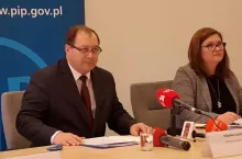 Na zdj. wtorkowa konferencja prasowa Państwowej Inspekcji Pracy (fot. wiadomoscihandlowe.pl)