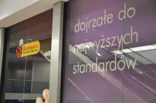 Na zdj. sklep Biedronka na dworcu Kraków Główny (fot. wiadomoscihandlowe.pl)