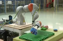 Centrum logistyczne Ocado CFC - robot do pakowania miękkich owoców, warzyw itp. (fot. mat. prasowe Ocado)