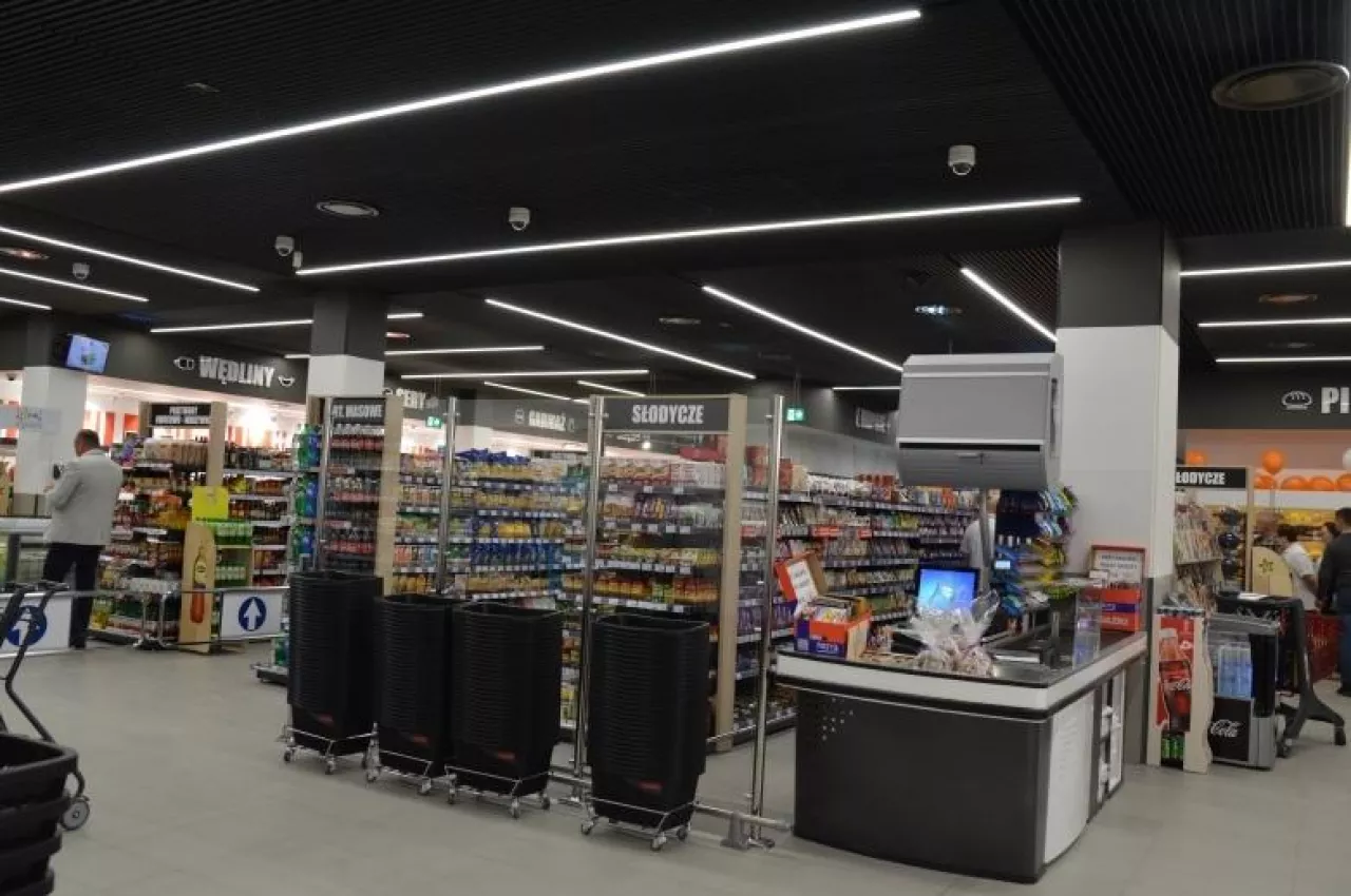 Supermarket mieści się w podziemiach nowego budynku zintegrowanego z linią metra ()