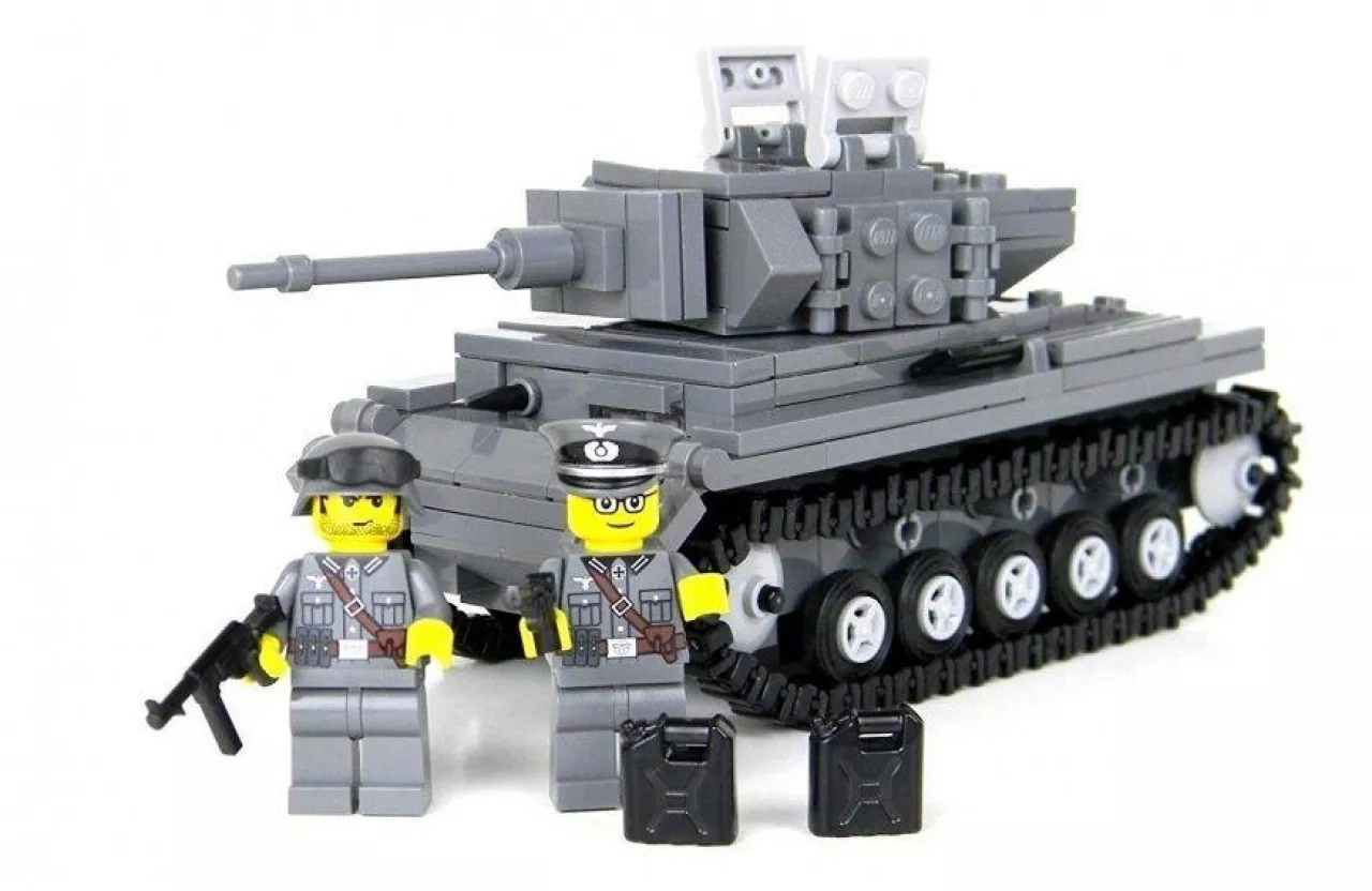 (Nazistowscy czołgiści z II Wojny Światowej - zestaw typu Lego (Żródło: amazon.com))