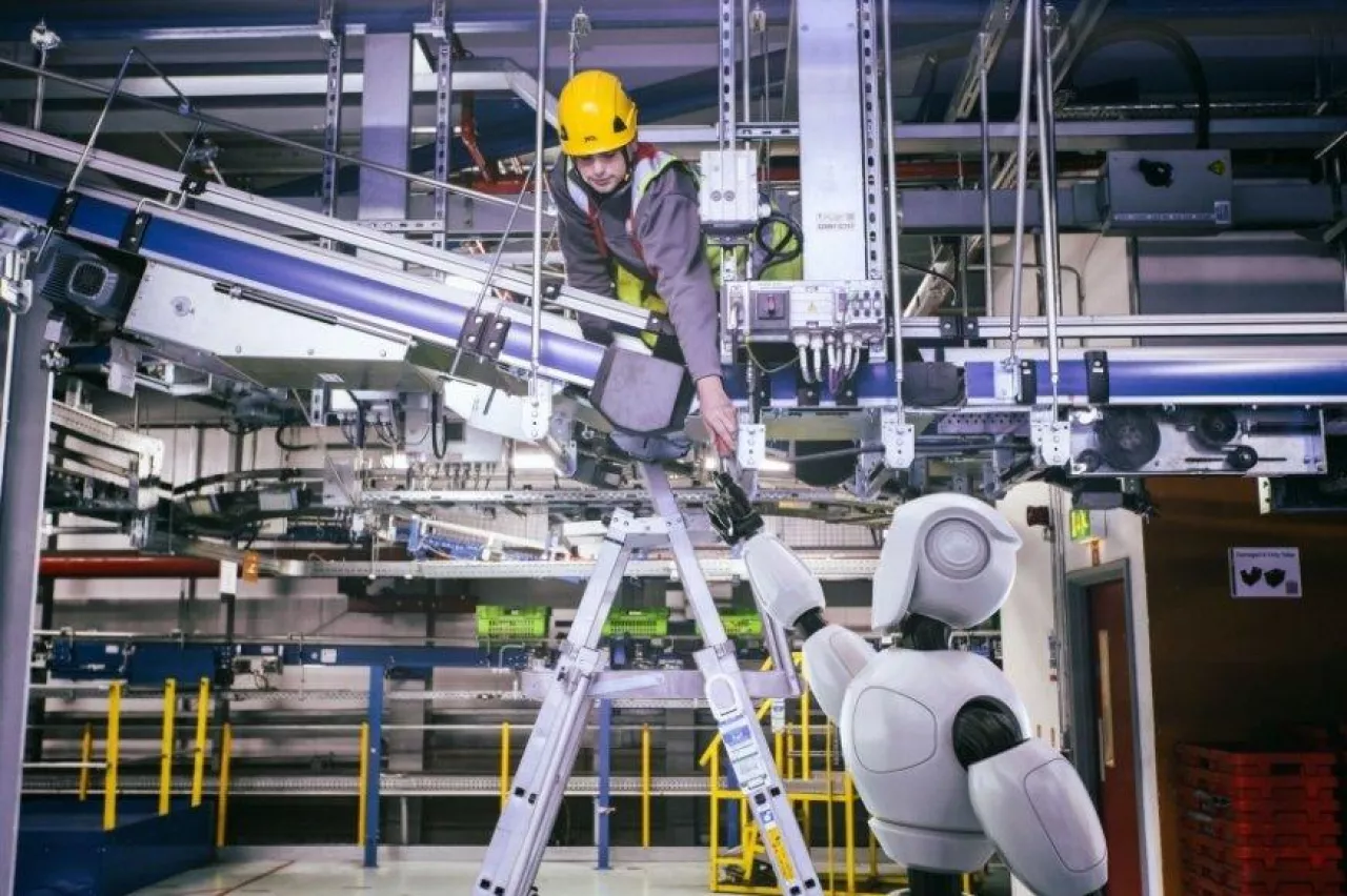 Na razie jeszcze roboty pomagają ludziom. Wkrótce mogą ich zastąpić (fot. mat. prasowe Ocado)