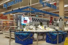 Na zdj. stoisko rybne w hipermarkecie Auchan w Łomiankach (fot. wiadomoscihandlowe.pl)