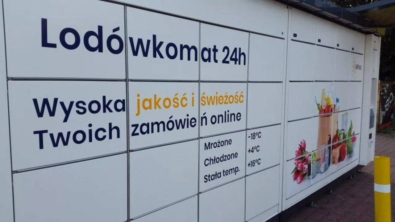 Na zdj. jeden z lodówkomatów InPostu postawionych w Warszawie (fot. wiadomoscihandlowe.pl)