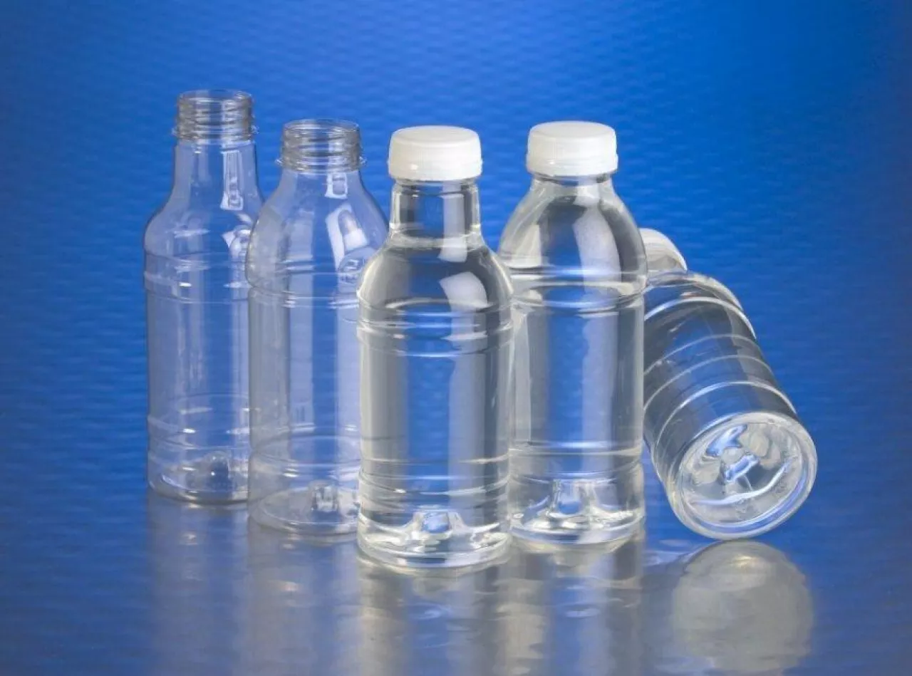 butelki plastikowe, źródło: Archiwum Wiadomości Handlowych ()