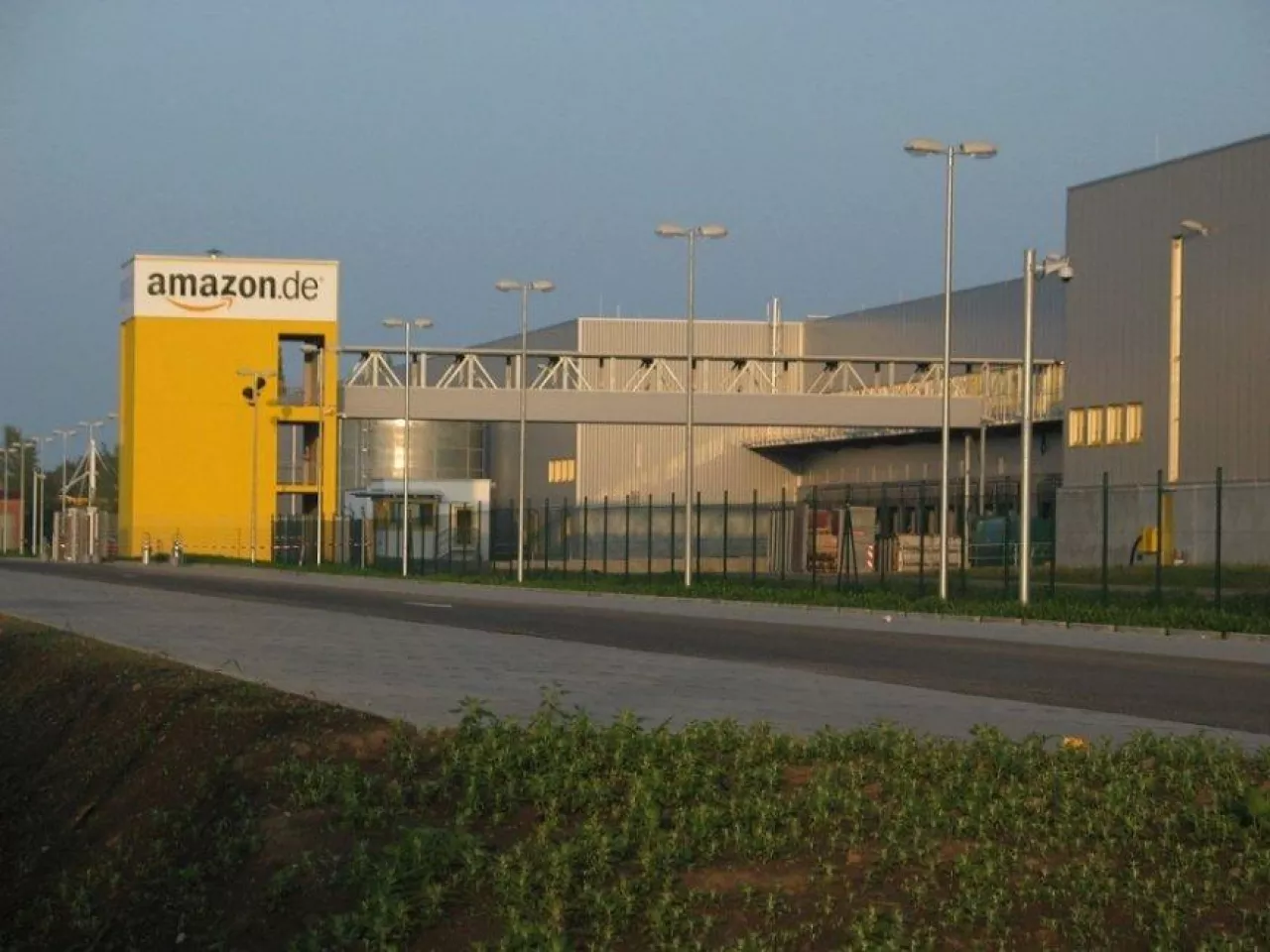 Polacy mogą korzystać z polskiej wersji niemieckiego serwisu Amazona (na zdj. Centrum logistyczne Amazona w Lipsku)