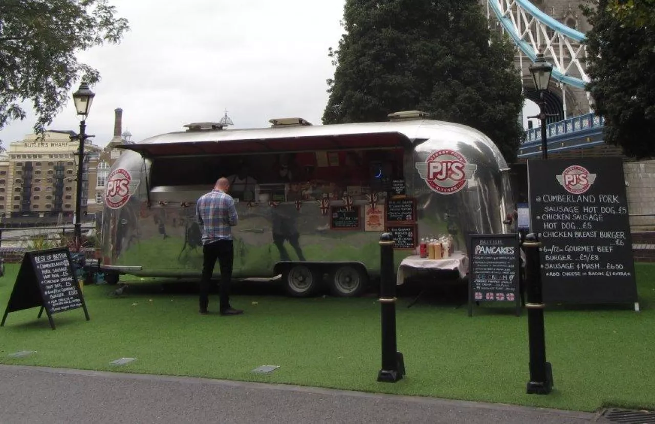 Food-truck ze śmieciowym jedzeniem pod Tower Bridge (fot. KK)