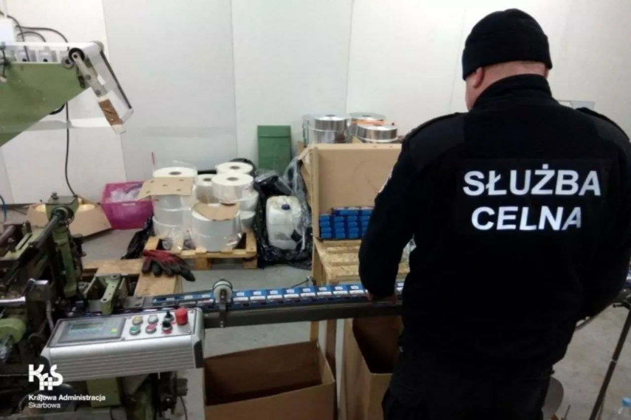 Rozbicie nielegalnej fabryki papierosów pod Warszawą (cbsp.policja.pl)