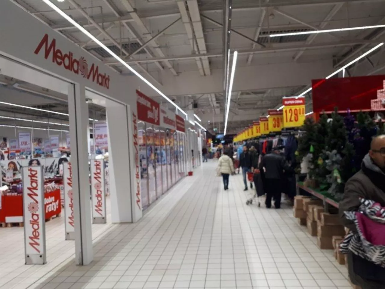 Na zdj. stoisko MediaMarkt wewnątrz hipermarketu Carrefour w Warszawie (fot. wiadomoscihandlowe.pl)