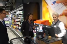 Christophe Rabatel, szef Carrefour Polska na zakupach w hipermarkecie sieci (screen za: Youtube/Carrefour)