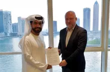 Hussain Al Taher, CEO dystrybutora słodyczy w Dubaju  i Robert Rudnicki, prezes zarządu FC Pszczółka (Fot. materiały prasowe)