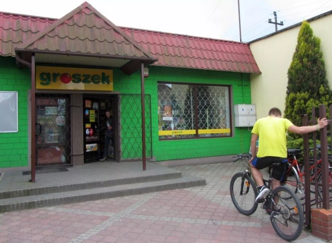 Market sieci Groszek w Dłutowie k/ Łodzi, (fot. Konrad Kaszuba)