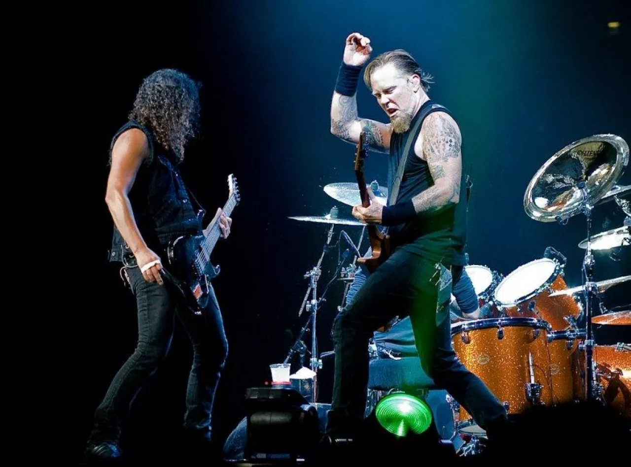 Kirk Hammett and James Hetfield playing at Metallica show at The O2 Arena, London, England (Kreepin Deth [CC BY 3.0])