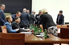 Na zdj. Janusz Śniadek podczas posiedzenia podkomisji stałej ds. rynku pracy (fot. wiadomoscihandlowe.pl)