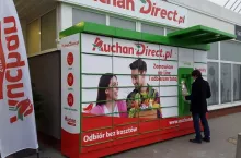 Na zdj. klient odbierający zakupy internetowe w coolomacie sieci Auchan (fot. wiadomoscihandlowe.pl)