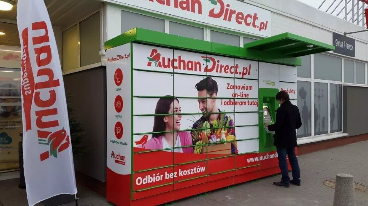 Na zdj. klient odbierający zakupy internetowe w coolomacie sieci Auchan (fot. wiadomoscihandlowe.pl)