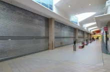 Zamknięty w niehandlową niedzielę sklep w centrum handlowym (fot. wiadomoscihandlowe.pl)
