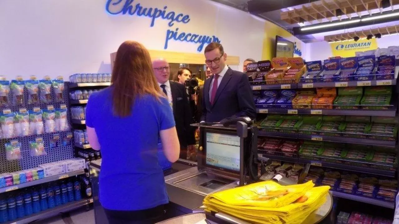 Na zdj. Mateusz Morawiecki na zakupach w sklepie PSH Lewiatan podczas Kongresu 590 (fot. materiały prasowe, PSH Lewiatan)