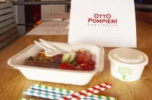 Poza słomkami Otto Pompieri wprowadził jednorazowe sztućce, kubki i pudełka cateringowe (Fot. materiały prasowe)