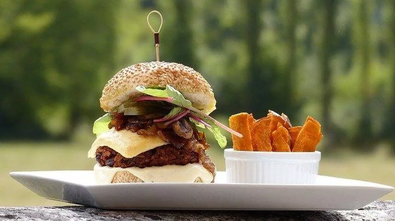 Wegetariańskie burgery i frytki z batatów coraz częściej pojawiają się w menu lokali serwujących typowe dania fast food (Fot. Pixabay)