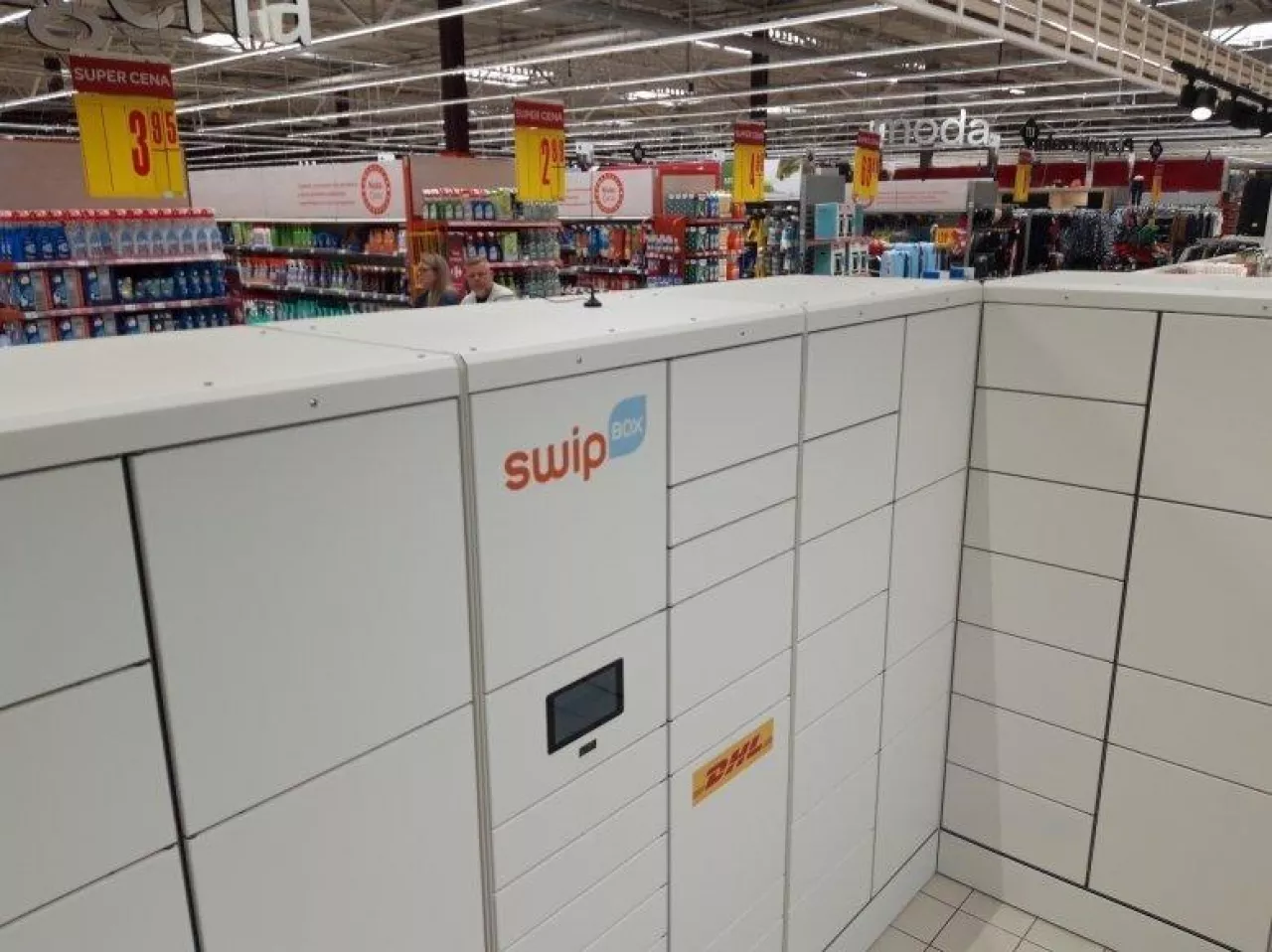 Carrefour z największym w Polsce automatem SwipBox - 2