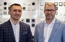 Na zdjęciu od lewej: Maciej Maćkowiak, prezes firmy Enexon oraz Tomasz Szymenderski, dyrektor finansowy i członek zarządu firmy (fot. materiały prasowe)