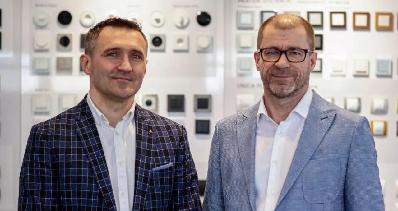 Na zdjęciu od lewej: Maciej Maćkowiak, prezes firmy Enexon oraz Tomasz Szymenderski, dyrektor finansowy i członek zarządu firmy (fot. materiały prasowe)