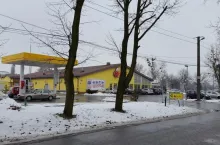 Na zdj. stacja paliw przy sklepie Biedronka w Płochocinie (fot. wiadomoscihandlowe.pl, 2018 r.)