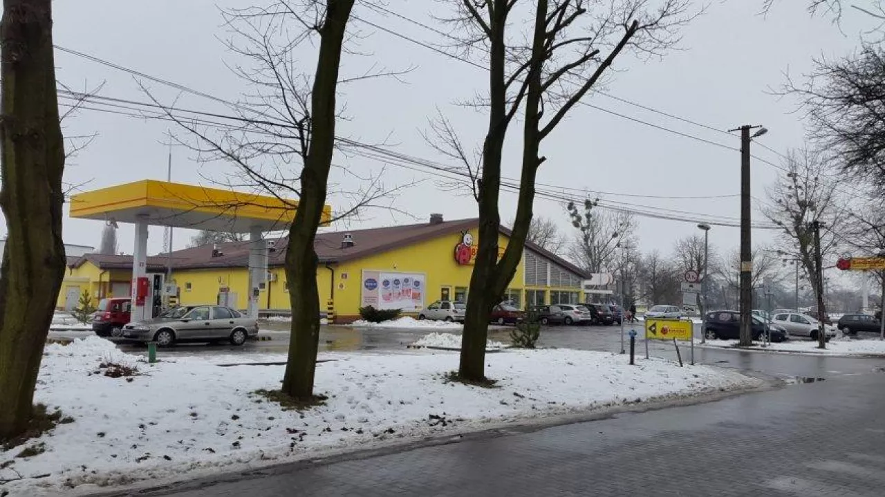 Na zdj. stacja paliw przy sklepie Biedronka w Płochocinie (fot. wiadomoscihandlowe.pl, 2018 r.)