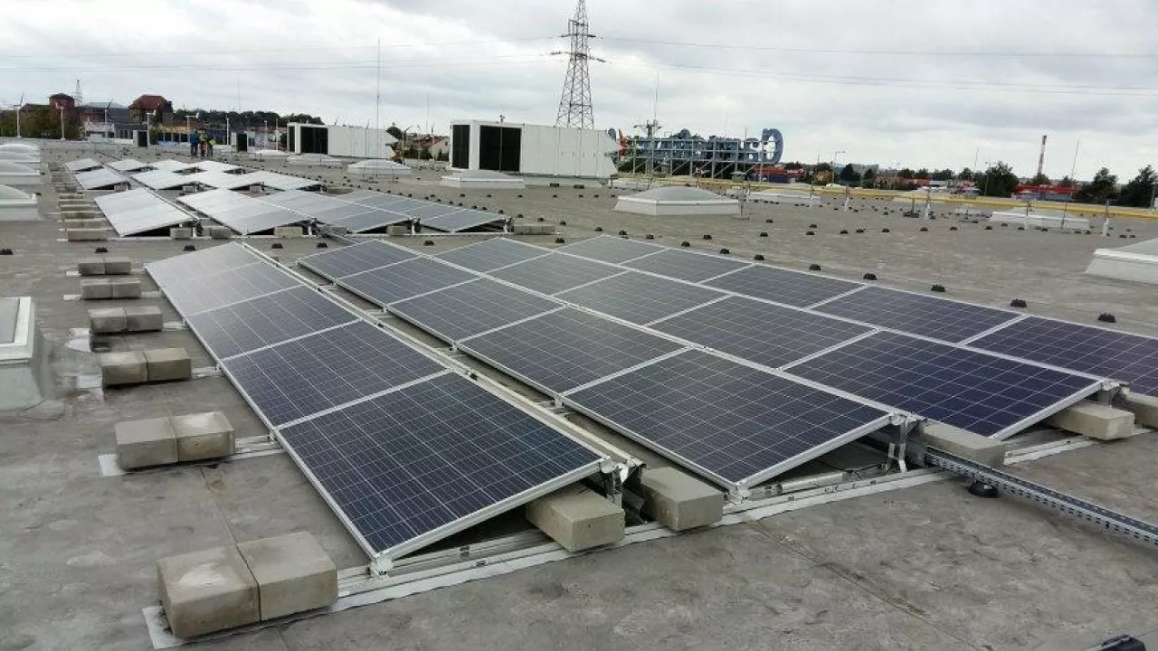 Panele słoneczne na dachu hipermarketu Carrefour w Polsce (materiały prasowe)