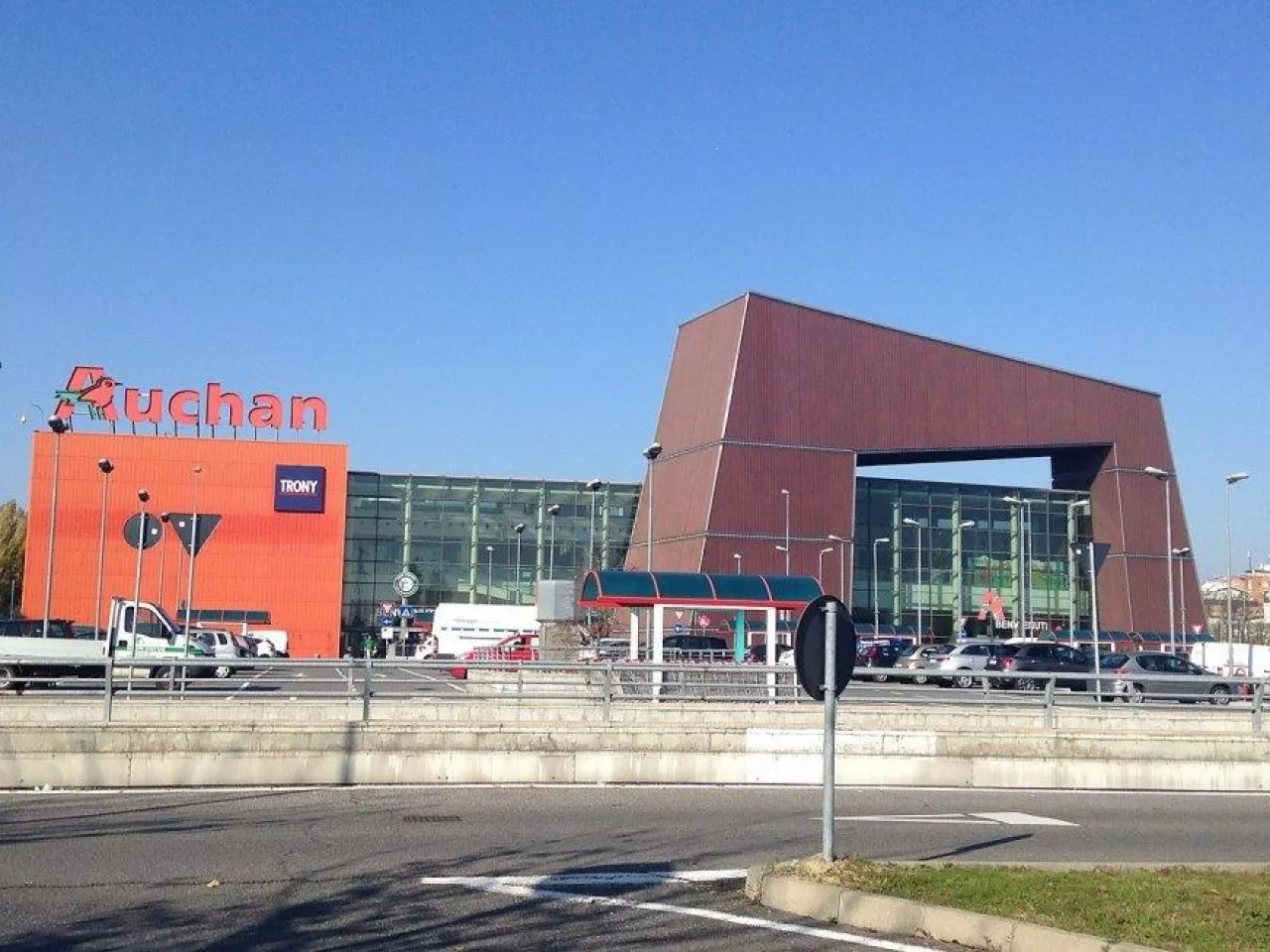 Auchan Cesano Boscone (Wikipedia, Andrea S. [Public Domain])