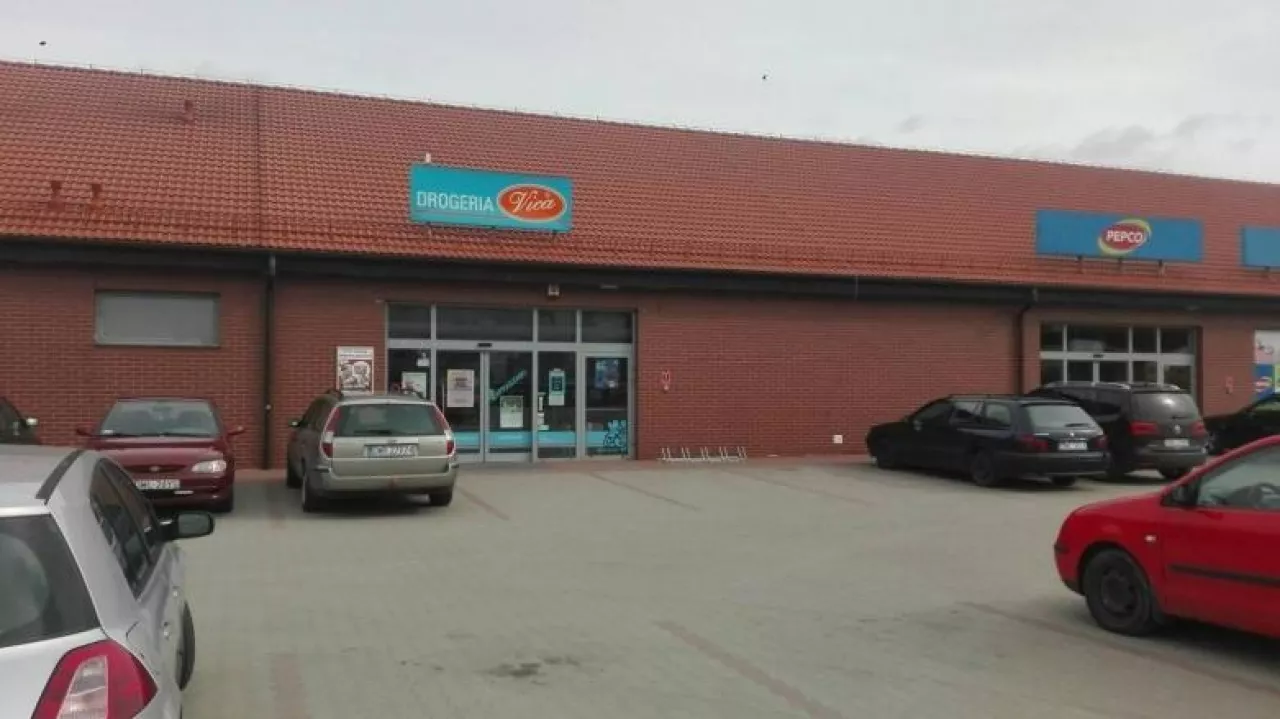 Vica mieści się w pasażu handlowym Zielony Rynek,w  którym działają też m.in. sklepy Pepco i Dino ()