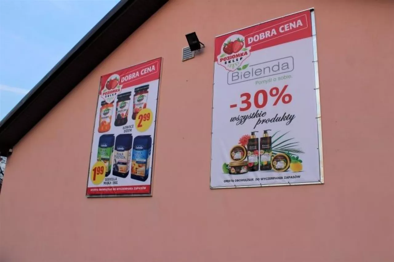 Plakaty informujące o promocjach ()