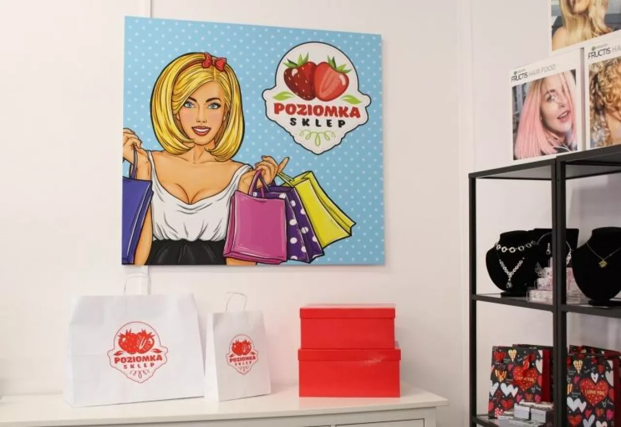 Plakaty informujące o promocjach ()