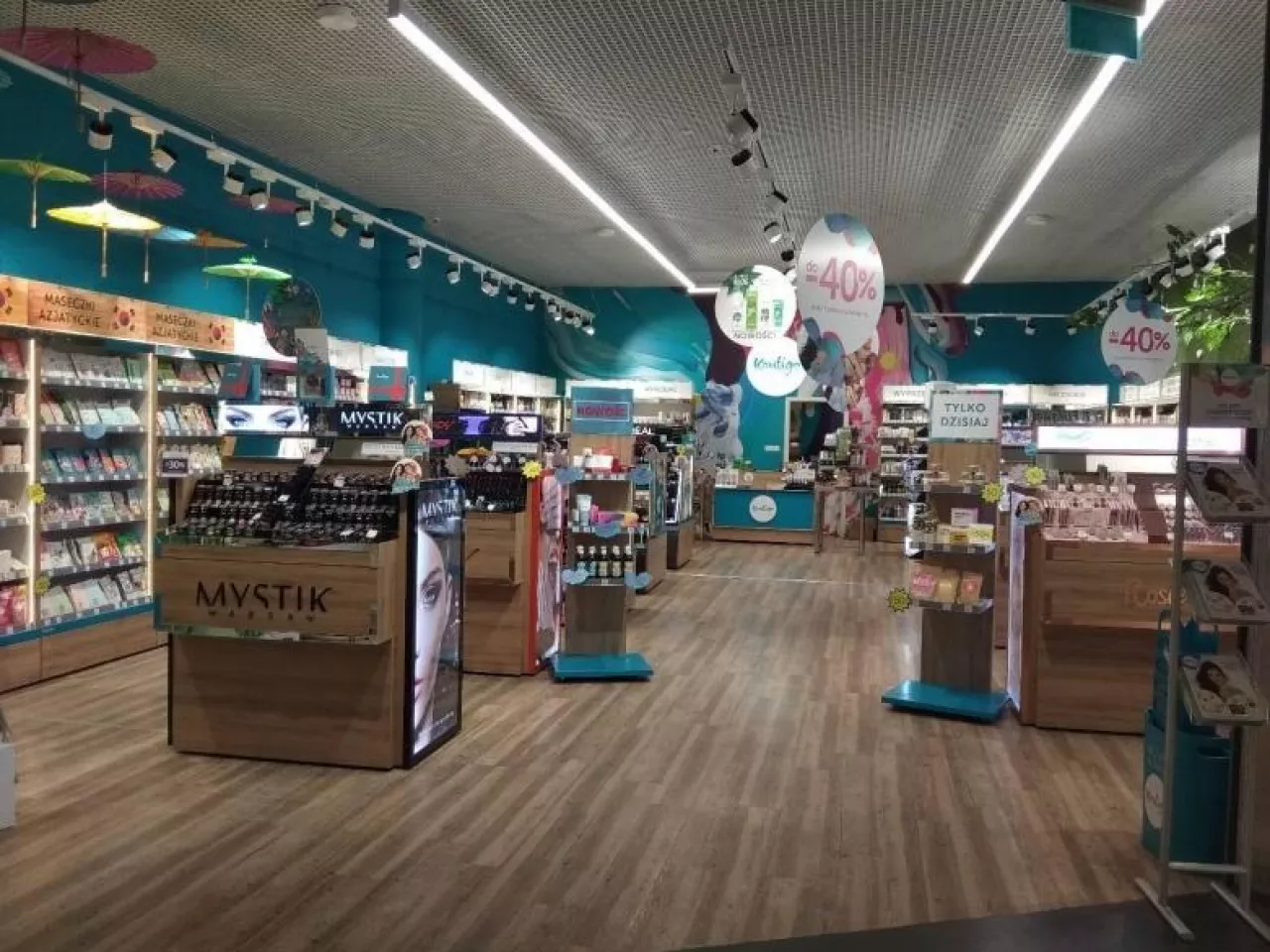 Krok dalej, możliwość doświadczenia kosmetyków na własnej skórze, jak we własnej łazience oraz modna linia produktów z aloesem ( )