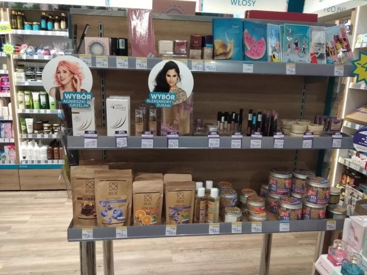 Krok dalej, możliwość doświadczenia kosmetyków na własnej skórze, jak we własnej łazience oraz modna linia produktów z aloesem ( )