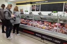 Na zdj. lada z mięsem, wędlinami i serami w sklepie Biedronka (fot. wiadomoscihandlowe.pl)