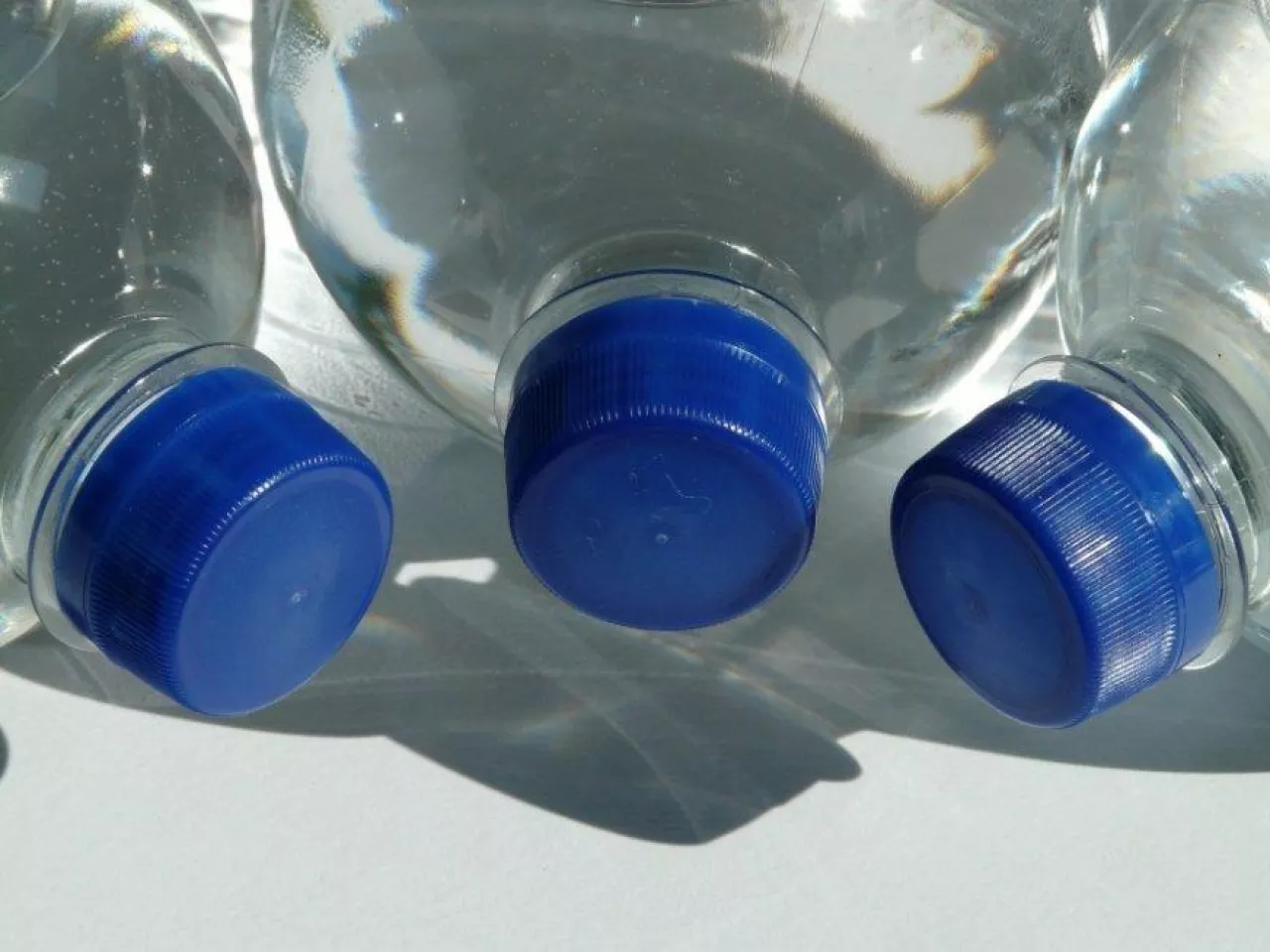 Plastikowe nakrętki na butelki (fot. fot. Pixabay CC0)