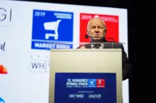 Jan Krzysztof Bielecki podczas 12. Kongresu Rynku FMCG 2019 (fot. wiadomoscihandlowe.pl)