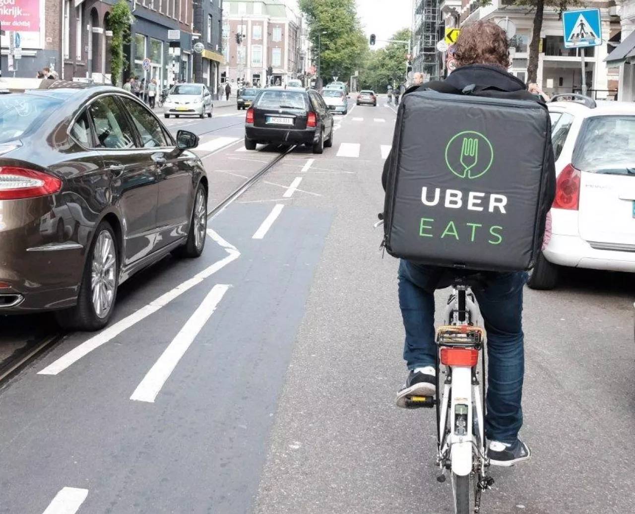 Kurier Uber Eats w Amsterdamie (Franklin Heijnen [CC BY-SA 2.0])