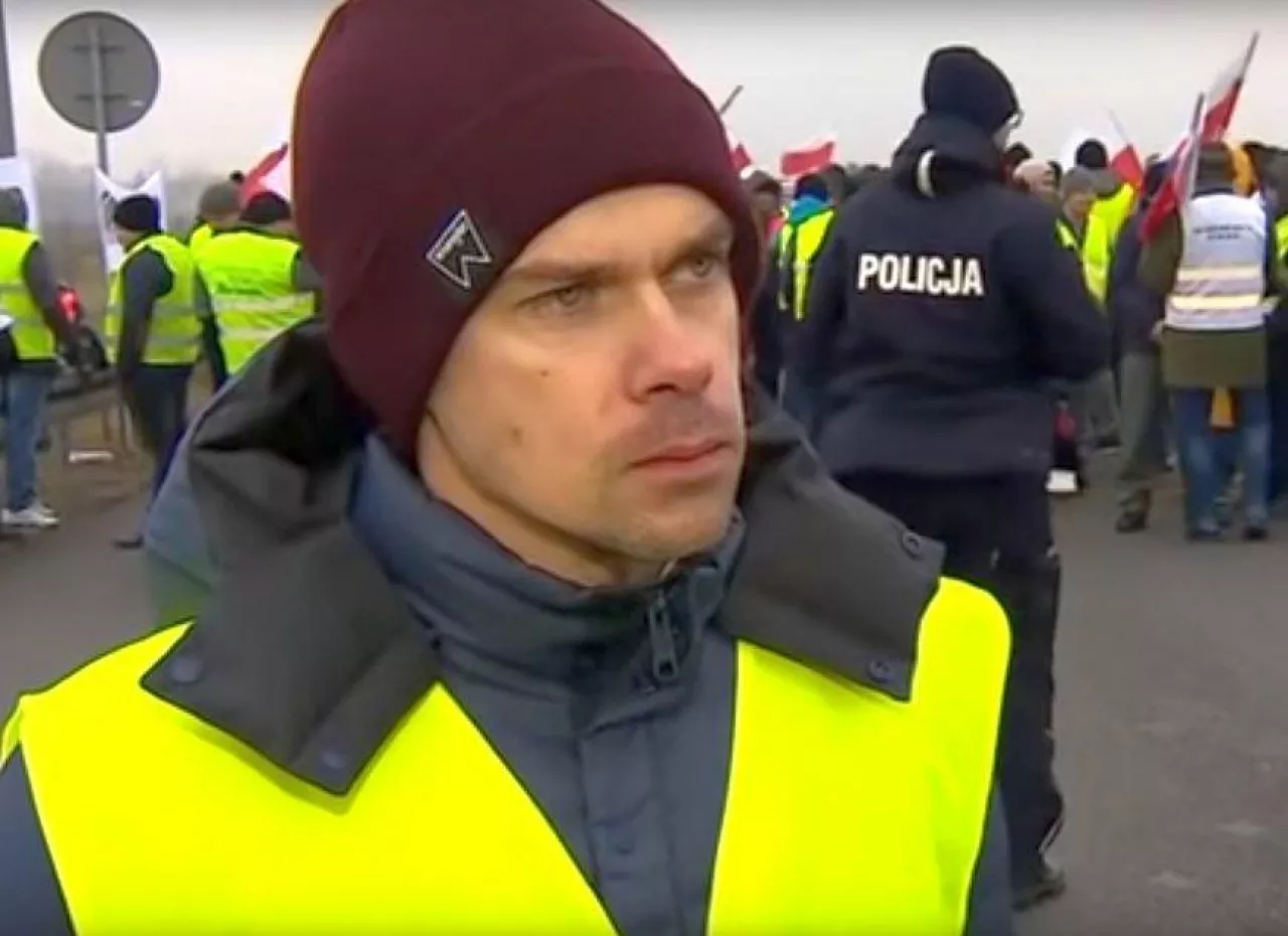 MIchał Kołodziejczak podczas jednego z protestów AgroUnii (Źródło: YouTube / OpcjaSpoleczna - Videoblog)