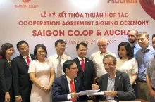 Podpisanie umowy przejęcia Auchan Wietnam przez Saigon Co.op (Źródło: co-opmart.com.vn)