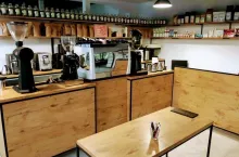Na zdj. wnętrze pierwszej kawiarni White Bear Coffee (fot. materiały prasowe)