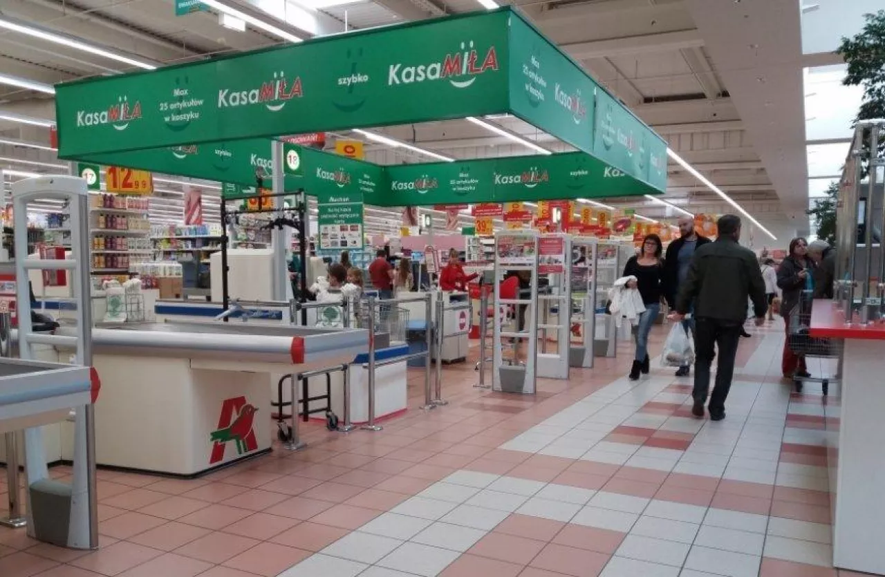 Kasy samoobsługowe w Auchan w Łodzi, Al. Jana Pawła II (fot. Konrad Kaszuba)