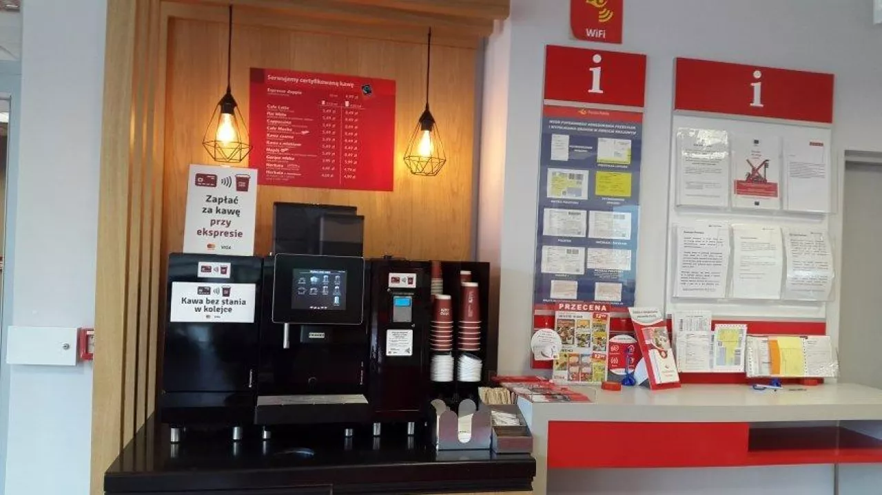 Na zdj. automat z kawą Orlenu w placówce Poczty Polskiej (fot. wiadomoscihandlowe.pl)