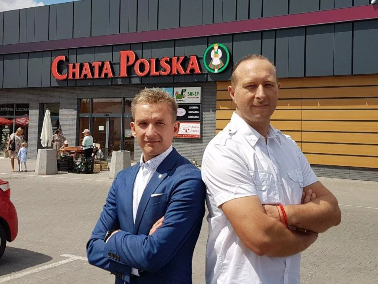 Grzegorz Wojciechowski (z lewej) i Sebastian Zysnarski to handlowcy z ponad 20-letnim doświadczeniem. Ich sklep w Rokietnicy od niedawna działa pod szyldem sieci Chata Polska