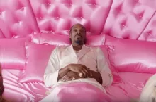 Snoop Dogg w spocie reklamującym usługi Klarny (screen YouTube.com)