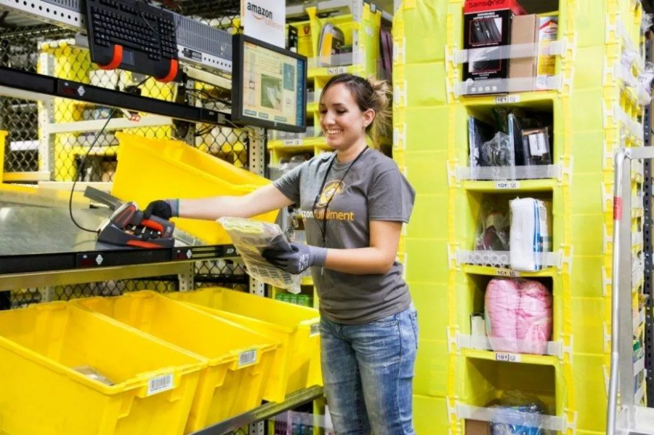 Pracownica centrum dystrybucji Amazon Fulfillment (fot. mat. prasowe Amazon)